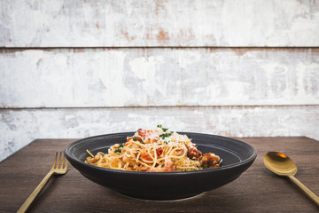 spaghetti with bacon and garlic