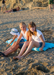 Obraz premium Three children on the beach