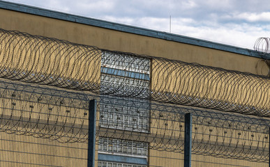 Gefängnisgebäude hinter einem Sicherheitszaun