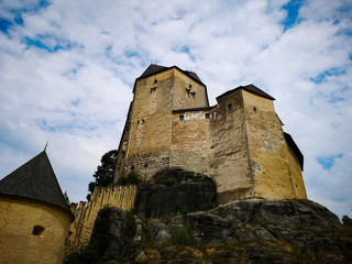 Fototapeta na wymiar Burg Rapottenstein unter wolken Himmel