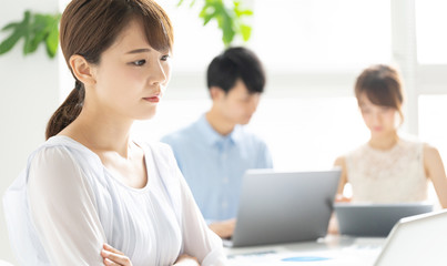 考える女性