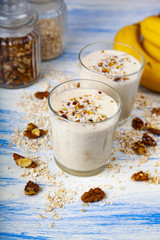 Smoothies with a banana, walnut and oat flakes