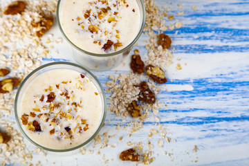Smoothies with a banana, walnut and oat flakes
