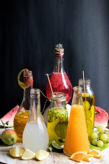 frisch zubereitete vitaminrecihe Fruchtsäfte aus Melone, Gurke, Zitrone, Orange, Weintraube, und Apfel