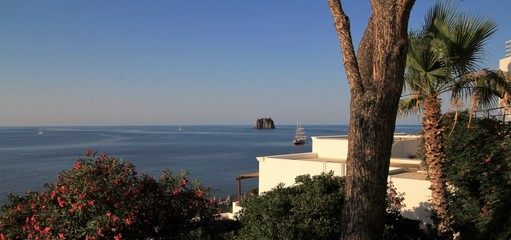 rocher du Strombolicchio vue depuis l'île de Stromboli
