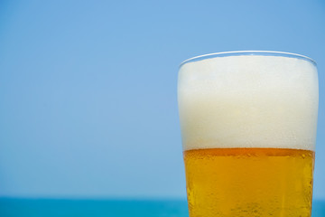 Beer drinking at the beach.　ビーチで飲むビール