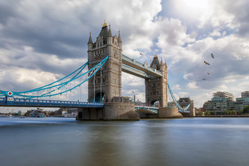 Blick auf die Tower Bridge in London mit bewölktem Himmel an einem Sommertag, Großbritannien