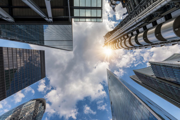 Abstrakte Sicht auf die Wolkenkratzer von der City of London an einem sonnigen Sommertag,...