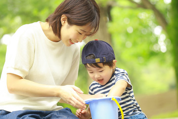 バケツを覗く親子