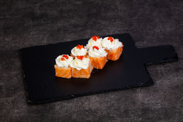 Obraz na płótnie Canvas Japanese roll with salmon