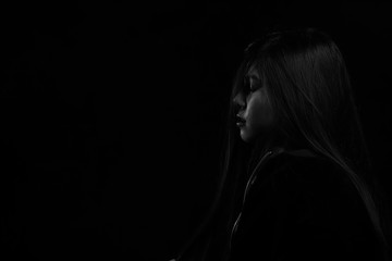 Obraz premium samotna dama ze złamanym sercem może płakać od zakochania