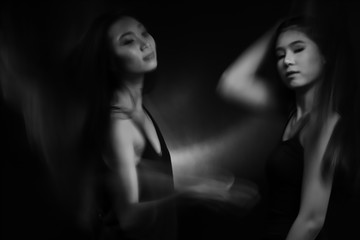 Naklejka premium two desperate woman try to touch each other to understand