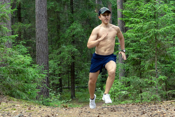Obraz premium The athlete runs across the rough terrain