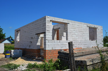 Fototapeta na wymiar Unfinished house with aerated concrete blocks construction.
