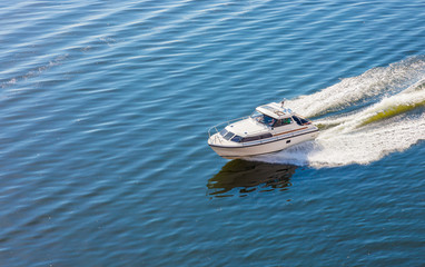 Naklejka premium speed boat swims in the sea