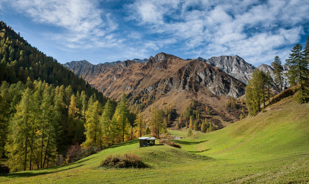 Die herbstliche Umgebung von Saumnaun in der Schweiz. Berglandschaft