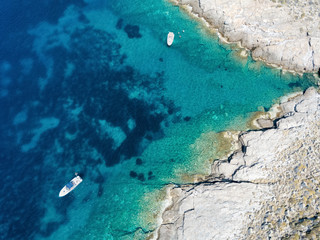 Blick auf die karge Felsküste der Insel Kea in Griechenland mit türkis blauem Meer der Ägäis
