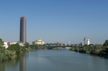 Obraz premium Río Guadalquivir a su paso por Sevilla / The Guadalquivir river to his step along Seville