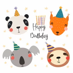 Sierkussen Hand getekende verjaardagskaart met leuke grappige panda, eekhoorn, koala, luiaard in feestmutsen, sterren, offerte. Geïsoleerde objecten. Scandinavische stijl plat ontwerp. Vector illustratie. Concept voor kinderen afdrukken. © Maria Skrigan