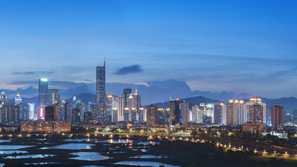 Obraz premium Skyline z miasta Shenzhen, Chiny o zmierzchu. Oglądane z granicy z Hongkongiem