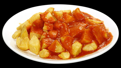 Deliciosa ración de patatas bravas, típica de la cocina española
