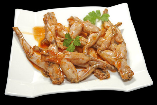 Deliciosa raci&oacute;n de ancas de rana en salsa, t&iacute;pica de la cocina espa&ntilde;ola
