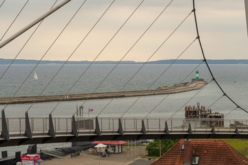 Saßnitz, Blick auf den Hafen, die Bucht vonProra und die Fußgängerrampe zur über dem Hafen gelegene Stadt