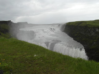 Gullfoss - Islands spektakulärster Wasserfall im Regen