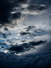 Österreich, Hörsching. Dunkle Wolken nach einem Gewitter am Himmel