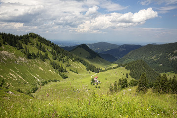 Blick von der Bodenschneid auf die Bodenschneidalm, Bayern, Deutschland