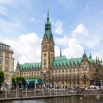 Rathaus Hamburg vom Alsterfleet aus