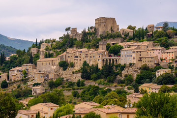Fototapeta na wymiar Vue sur le village de Montbrun-les-Bains, Provence, France. 