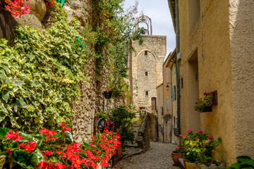 Rue et beffroi de village Montbrun-les-Bains, Provence, France.