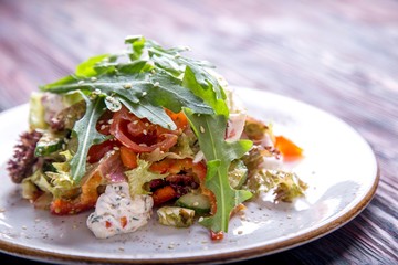 Arugula with cottage cheese, pesto sauce and vegetables
