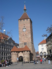 Weißer Turm am Anfang der Nürnberger Fußgängerzone