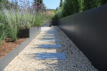 Moderne Garten- und Terrassengestaltung im Materialmix