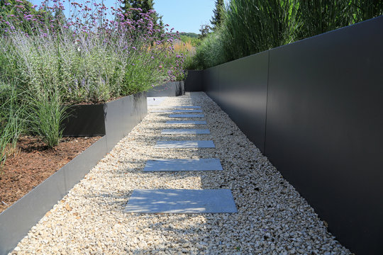 Moderne Garten- und Terrassengestaltung im Materialmix
