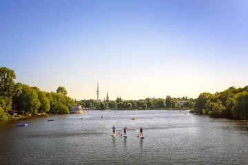 Alstersee in Hamburg mit Menschenpaddeln und dem Fernsehturm im Hintergrund © carol_anne