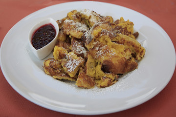 Kaiserschmarn mit Preiselbeeren auf weißem Teller