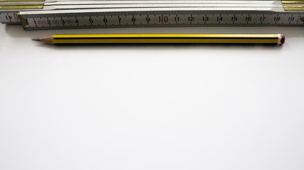 Zollstock und Bleistift