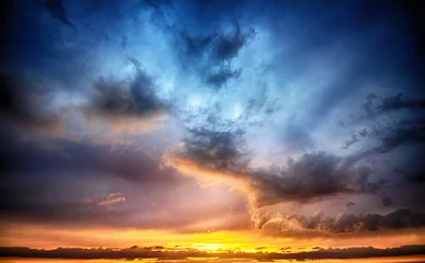 Photo sur Plexiglas Ciel Ciel dramatique de coucher de soleil et de lever de soleil. Coucher de soleil de couleurs orange, bleu et jaune. Effet HDR.