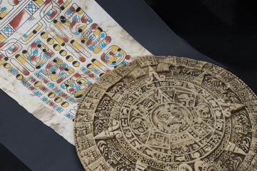 Escrituras y grabados tradicionales del pueblo de los Mayas.