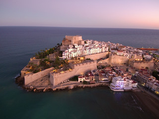Pe&ntilde;iscola desde el aire. Pueblo de Castellon en la Comunidad Valenciana, Espa&ntilde;a. Fotografia con Drone