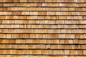 Holzschindeln am Hausdach.