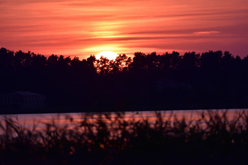 zachodzące słońce nad mazurskim jeziorem