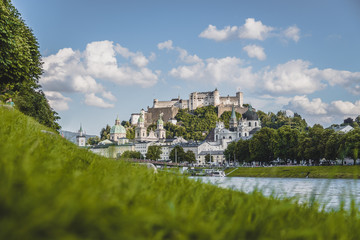 Salzburger Altstadt mit Festung Hohensalzburg im Sommer, blauer Himmel und Wölkchen