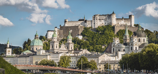 Fototapeta na wymiar Salzburger Altstadt mit Festung Hohensalzburg im Sommer, blauer Himmel und Wölkchen, closeup