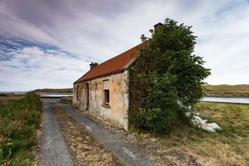 Fototapeta premium Old abandoned cottage in rural Ireland
