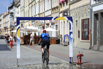 Mężczyzna jedzie na rowerze przez rynek w Opolu.