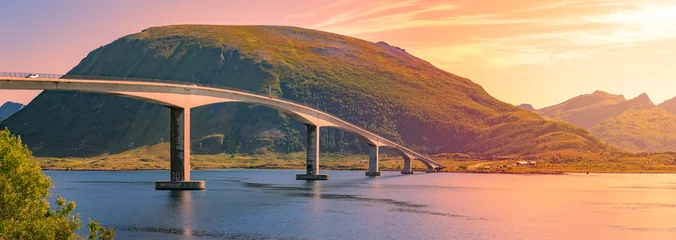 Deurstickers Auto op brugweg in Noorwegen, Europa © Konstantin Yolshin